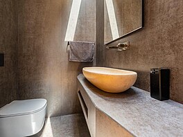 V koupelnách a na toaletách jsou stny obloené velkoformátovými dladicemi....