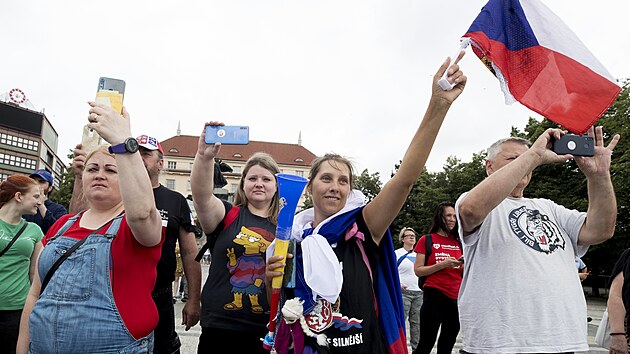 Demonstrace odpůrců vakcinace dětí na Palackého náměstí v Praze. (17. července 2021)