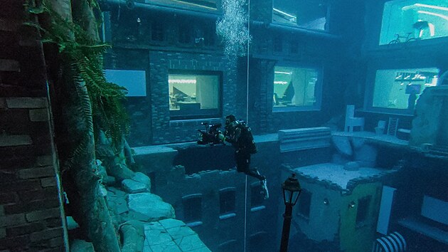 V Dubaji otevřeli nejhlubší bazén na světě (10. července 2021)