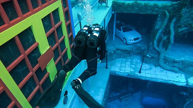 V Dubaji otevřeli nejhlubší bazén na světě (10. července 2021)