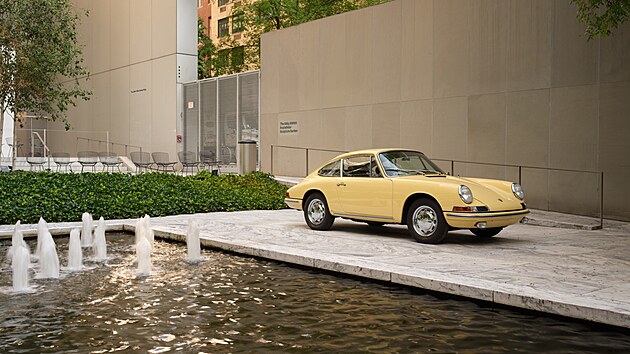 Porsche 911 (1965) neme mezi vystavenmi vozy chybt.