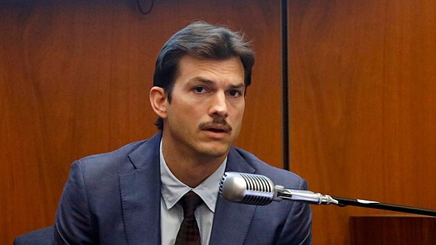 Americk herec Ashton Kutcher vypovd u soudu se sriovm vrahem Michaelem Thomasem Gargiuloem, kter zabil jeho znmost. (29. kvtna 2019)