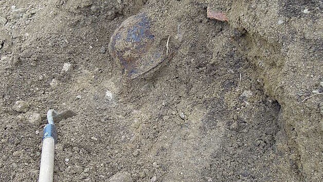 Ve vhozu zeminy v abicch nali archeologov ocelovou helmu patc nmeckmu vojkovi.