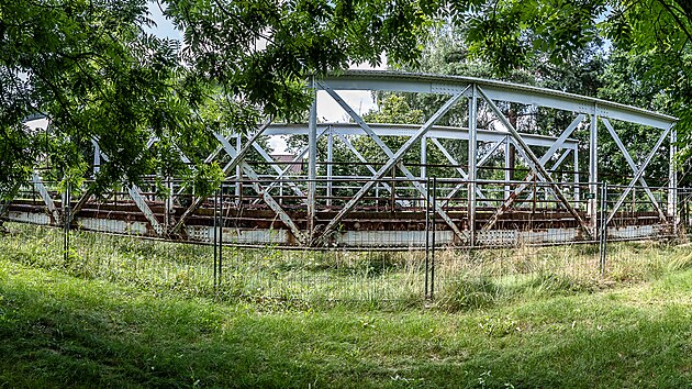 Torzo stoletho mostu v hradeckch Svinarech u eky Orlice (12. 7. 2020)