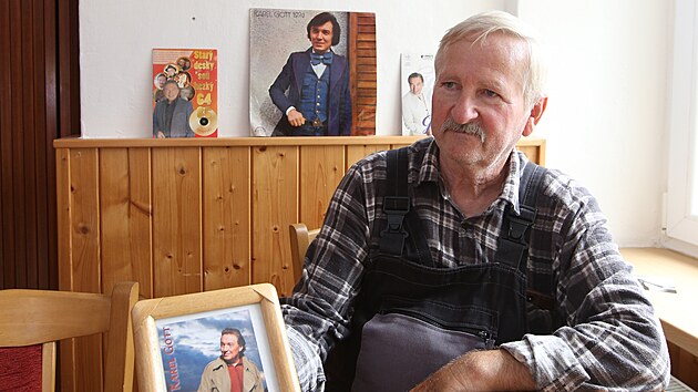 Petr Pivoňka se v Újezdě u Svatého Kříže na Rokycansku stará o obecní muzeum Karla Gotta. (13. 7. 2021)
