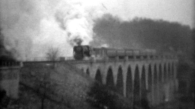 Osobní vlak z Frantikových Lázní na Chebském viaduktu pes Ohi koncem 70. let...