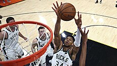 Janis Adetokunbo (vpravo) z Milwaukee se natahuje po míči. Janis Adetokunbo (vpravo) z Milwaukee se natahuje po míči.