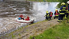 Na jezu Černý mlýn na Sokolovsku se v sobotu odpoledne převrátila loď s vodáky. Na jezu Černý mlýn na Sokolovsku se v sobotu odpoledne převrátila loď s vodáky.