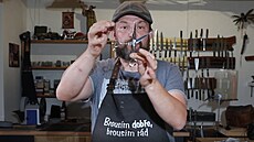 Správně seřízené kadeřnické nůžky se samy sklopí do zavřené polohy. Správně seřízené kadeřnické nůžky se samy sklopí do zavřené polohy.