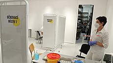 V OC Chodov se otevřelo nové očkovací centrum bez registrace. (12. července... V OC Chodov se otevřelo nové očkovací centrum bez registrace. (12. července...