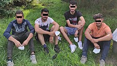 Hlídka cizinecké policie v pátek odpoledne na 111. kilometru dálnice D1... Hlídka cizinecké policie v pátek odpoledne na 111. kilometru dálnice D1...