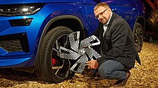 Martin Hrdlička představuje speciální aerodynamické kryty na kolech Škody... Martin Hrdlička představuje speciální aerodynamické kryty na kolech Škody...
