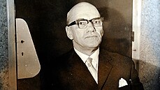 Vlastně po celý život měl velmi fádní zaměstnání. Během války si z něj však... Vlastně po celý život měl velmi fádní zaměstnání. Během války si z něj však...