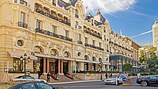 K bizarní dopravní nehodě došlo před věhlasným monackým Hotelem de Paris. (17.... K bizarní dopravní nehodě došlo před věhlasným monackým Hotelem de Paris. (17....