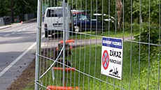 Parkoviště u jezera je oplocené. Parkoviště u jezera je oplocené.