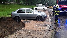 Zapadlé auto museli hasiči vyprostit pomocí navijáku. Zapadlé auto museli hasiči vyprostit pomocí navijáku.