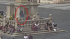 Po pár pivech vylezl cizinec na Mariánský sloup, stálo ho to deset tisíc Po pár pivech vylezl cizinec na Mariánský sloup, stálo ho to deset tisíc