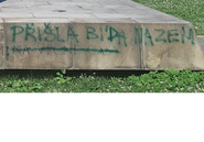Nápisy, které někdo nastříkal na podstavec památníku Vítězství v Novém Jičíně. Nápisy, které někdo nastříkal na podstavec památníku Vítězství v Novém Jičíně.