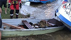 Policejní člun dotáhl ke břehu i pramici, která by se jinak uprostřed přehrady... Policejní člun dotáhl ke břehu i pramici, která by se jinak uprostřed přehrady...