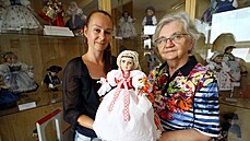Eva Jurmanová (vlevo) a Marie Žilová s panenkou v horáckém kroji. Eva Jurmanová (vlevo) a Marie Žilová s panenkou v horáckém kroji.