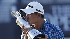 Collin Morikawa s trofejí pro vítěze The Open. Collin Morikawa s trofejí pro vítěze The Open.