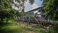 Torzo stoletého mostu v hradeckých Svinarech u eky Orlice (12. 7. 2020)