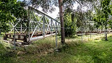 Torzo stoletého mostu v hradeckých Svinarech u eky Orlice (12. 7. 2020)