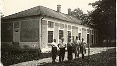 Stáčírnu Slatiny v Suché Lozi provozovali už od roku 1911, snímek je zhruba ze... Stáčírnu Slatiny v Suché Lozi provozovali už od roku 1911, snímek je zhruba ze...