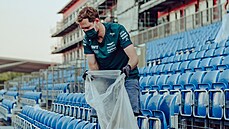 Sebastian Vettel v roli sbrae odpadk.