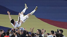 Argentinští fotbalisté oslavují svého kapitána Lionela Messiho po vítězství ve ... Argentinští fotbalisté oslavují svého kapitána Lionela Messiho po vítězství ve ...