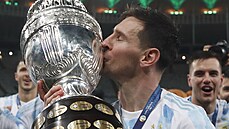 Argentinský kapitán Lionel Messi líbá trofej pro šampiony turnaje Copa América. Argentinský kapitán Lionel Messi líbá trofej pro šampiony turnaje Copa América.