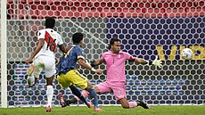 Luis Díaz z Kolumbie skóruje proti Peru. Luis Díaz z Kolumbie skóruje proti Peru.