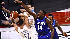 Luca Vildoza z Argentiny u míče, brání ho Američan Draymond Green. Luca Vildoza z Argentiny u míče, brání ho Američan Draymond Green.
