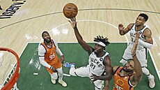 Jrue Holiday z Milwaukee míří na koš Phoenixu. Jrue Holiday z Milwaukee míří na koš Phoenixu.