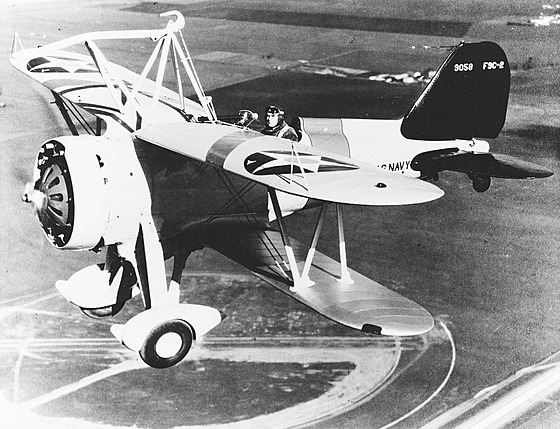 Parazitní letoun F9C Sparrowhawk byl uren jako hlavní výzbroj vzducholodí ZRS-4 Akron a ZRS-5 Macon.