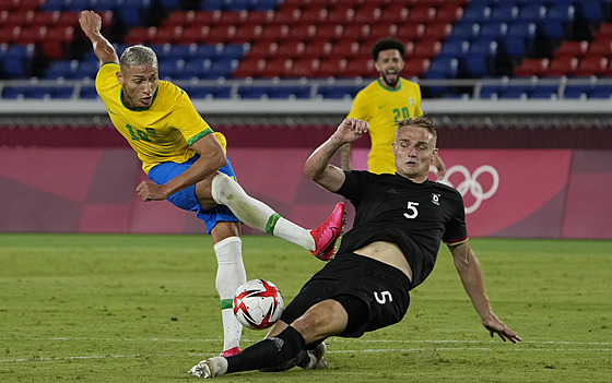 Brazilec Richarlison pálí, jeho stelu blokuje v utkání olympijského turnaje v...
