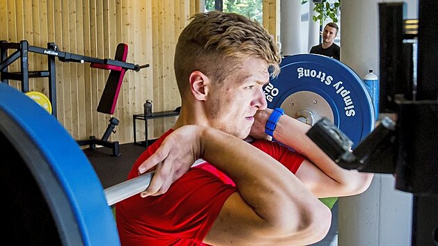 V červnu dřel v posilovně v Budějovicích, teď už liberecký hokejový gólman Petr... V červnu dřel v posilovně v Budějovicích, teď už liberecký hokejový gólman Petr...