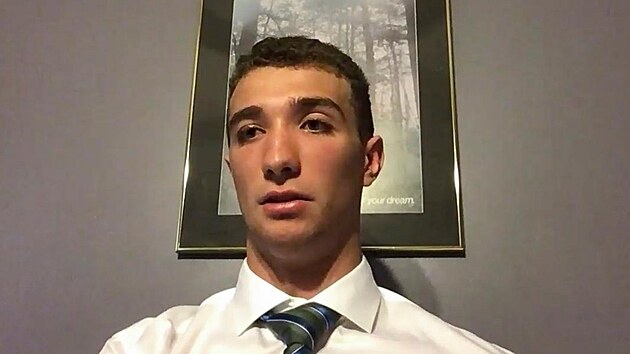 Kanadský obránce Logan Mailloux v online rozhovoru s novináři po draftu do NHL. Kanadský obránce Logan Mailloux v online rozhovoru s novináři po draftu do NHL.