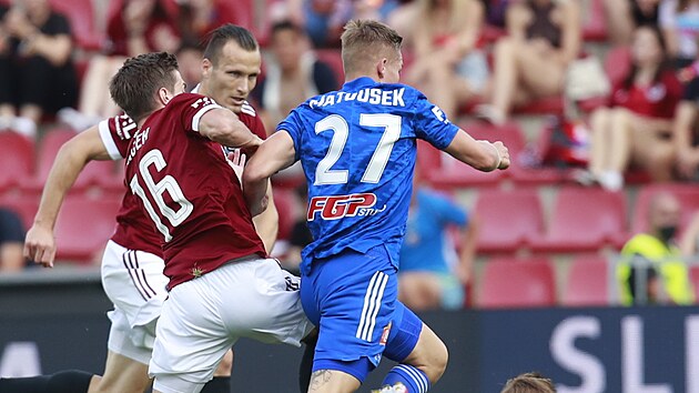 Olomoucký mladík Jakub Matoušek probíhá mezi sparťanskými protihráči. Olomoucký mladík Jakub Matoušek probíhá mezi sparťanskými protihráči.