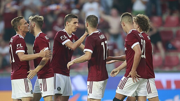 Radost sparťanských fotbalistů v utkání proti Sigmě Olomouc. Radost sparťanských fotbalistů v utkání proti Sigmě Olomouc.