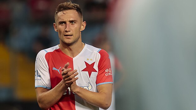 Slávistický útočník Jan Kuchta si vychutnává potlesk fanoušků ve Zlíně, kde... Slávistický útočník Jan Kuchta si vychutnává potlesk fanoušků ve Zlíně, kde...