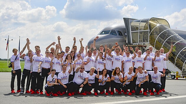 Česká výprava pózuje na letišti v pražských Kbelích před odletem na olympijské... | na serveru Lidovky.cz | aktuální zprávy Česká výprava pózuje na letišti v pražských Kbelích před odletem na olympijské... | na serveru Lidovky.cz | aktuální zprávy
