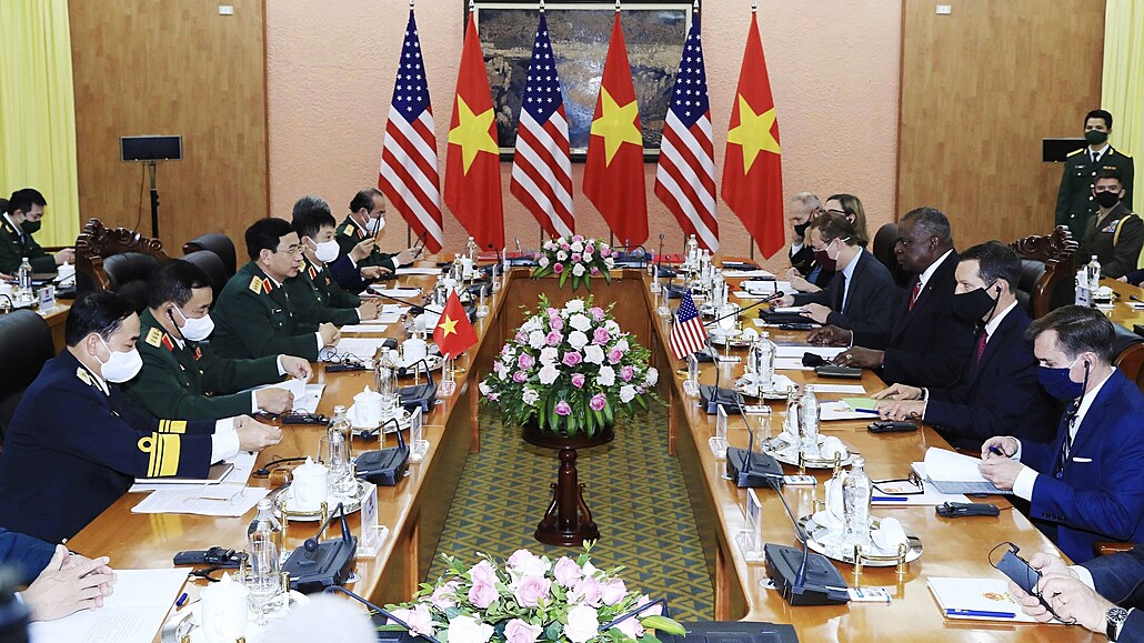 Americký ministr obrany Lloyd Austin a jeho vietnamský protjek Phan Van Giang...