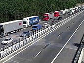 Dálnici D1 na Benešovsku směrem na Prahu uzavřela nehoda pěti aut, na dálnici... Dálnici D1 na Benešovsku směrem na Prahu uzavřela nehoda pěti aut, na dálnici...