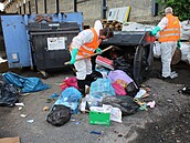 Pracovníci odborné firmy se probrali pěti sty kilogramy odpadu ze sídlištní a... Pracovníci odborné firmy se probrali pěti sty kilogramy odpadu ze sídlištní a...