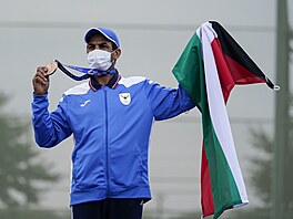 Sedmapadesátiletý Abdallah Al-Rašidí z Kuvajtu ukazuje bronzovou medaili z...