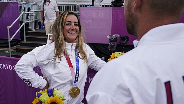 Americká střelkyně Amber Englishová si užívá zlatou medaili ze skeetu.