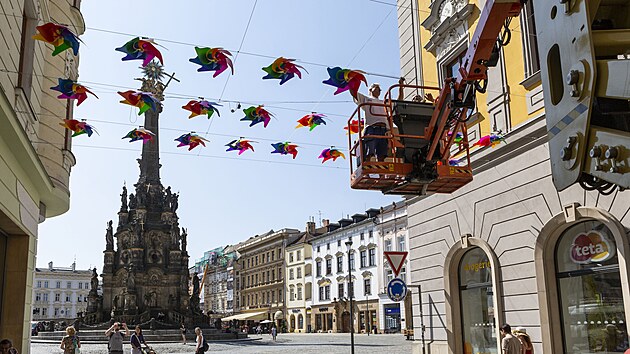 Nad ulic 28. jna v centru Olomouce vis 279 barevnch vtrnk na ocelovch lanech mezi domy. Maj zatraktivnit pohled na Sloup Nejsvtj Trojice a tak odkazovat k Olomouci jako k mstu kvtin.