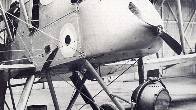 Archaicky vypadajc F.E.2b s ptracm reflektorem a genertorem pohnnm nporem vzduchu