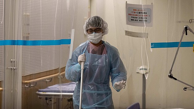 Zdravotnice pipravuje  covidov oddlen v tokijsk nemocnici. Msto zav nejvt nrst ppad covidu-19 od zatku pandemie. (15. ervna 2021)